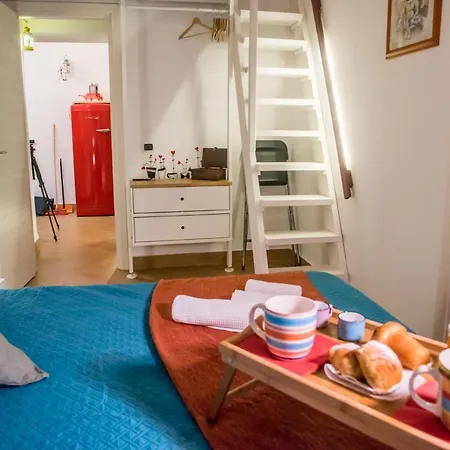 Bed & Breakfast Guest Art 4*